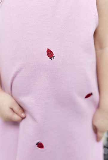 Różowa dzianinowa sukienka dziewczęca w poziomki