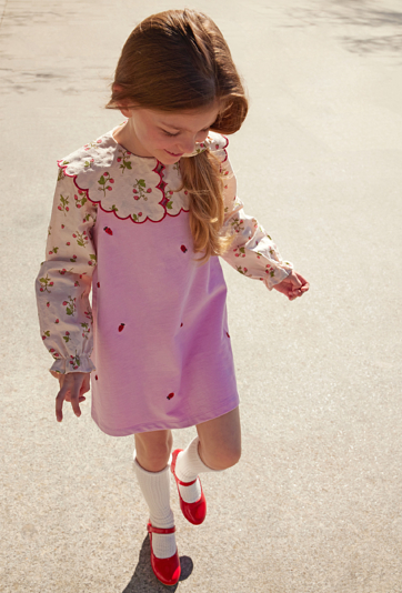 Różowa dzianinowa sukienka dziewczęca w poziomki