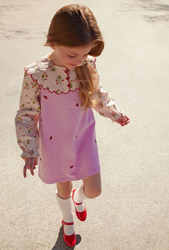 Różowa dzianinowa sukienka dziewczęca w poziomki