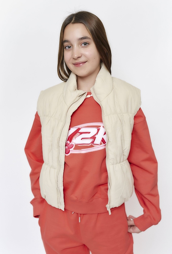 Beżowy pikowany bezrękawnik dla dziewczynki