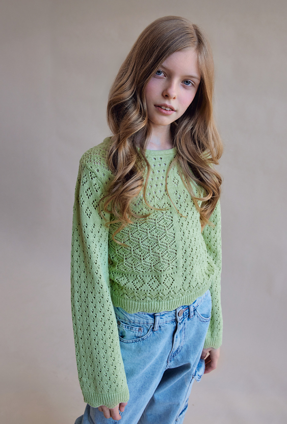 Sweter nierozpinany z ażurowym wzorem