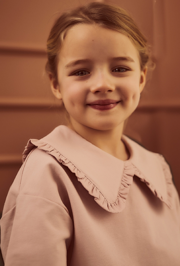 Bluza dziewczęca pudrowy róż z kołnierzem i falbanką