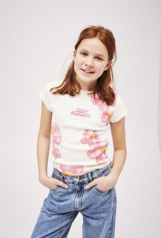 Dziewczęcy t-shirt z dzianiny w prążki - ecru w kwiaty