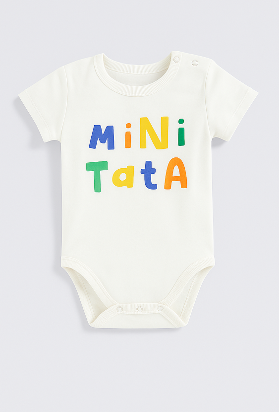Body niemowlęce – białe z napisem „Mini Tata”.