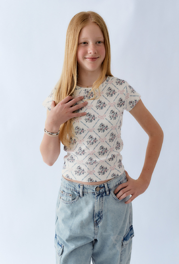 T-shirt prążkowany z delikatnym wzorem