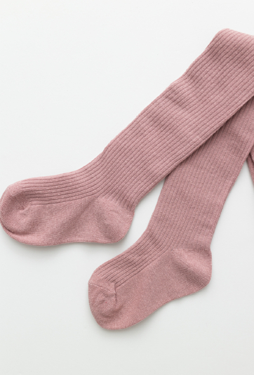 Różowe rajstopy dziecięce grube w paski.