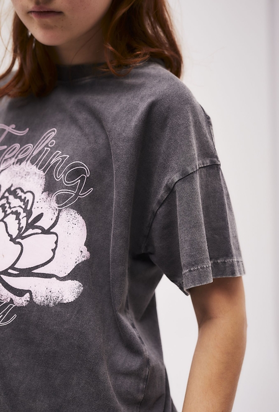 Dziewczęcy T-shirt oversize z nadrukiem - szary