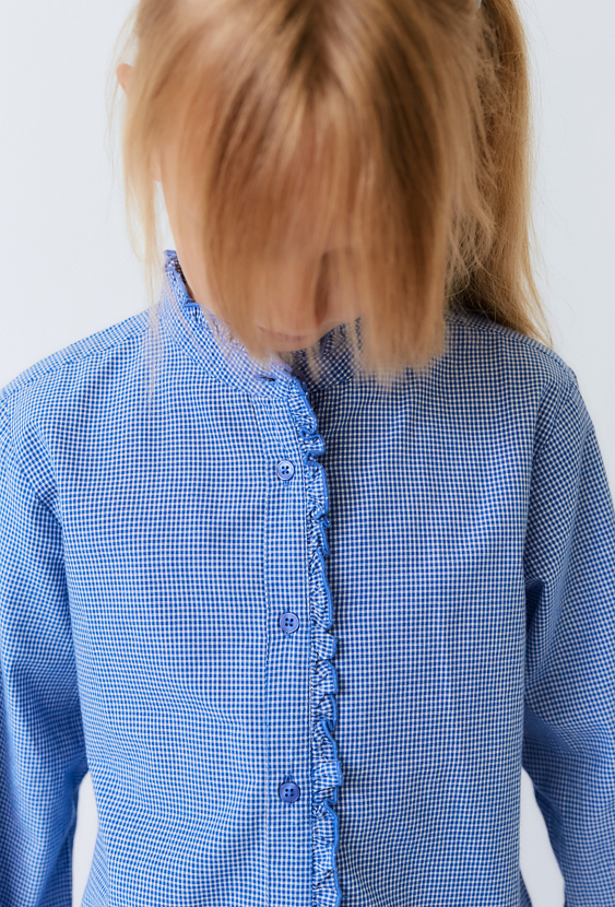 Koszula dziewczęca niebieska w kratę z gumką do włosów.