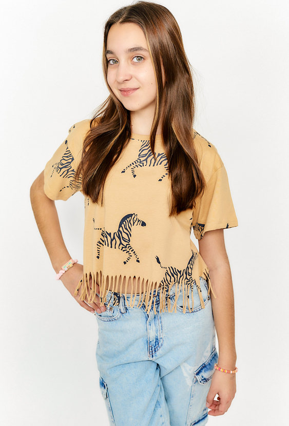 Krótki t-shirt z nadrukiem i frędzlami