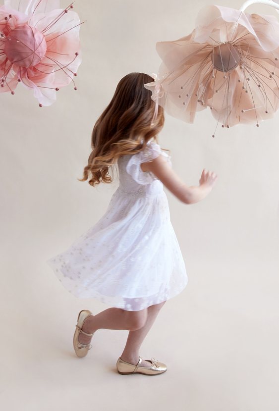 Biała elegancka sukienka z krótkim rękawem