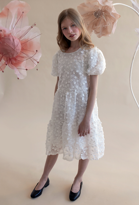 Biała elegancka sukienka z krótkimi rękawami