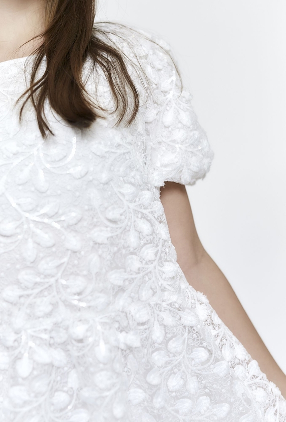 Biała elegancka sukienka z krótkimi rękawami