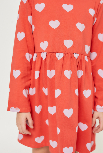 Czerwona sukienka z długim rękawem w serduszka