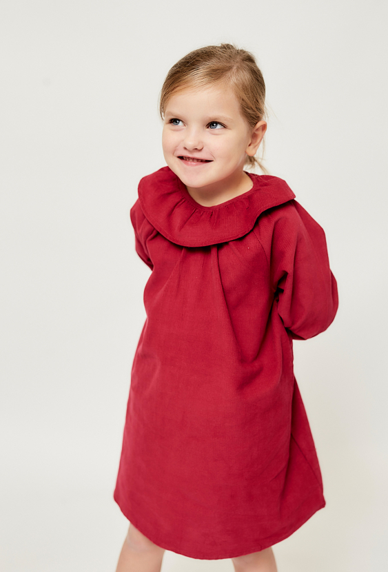 Sukienka z długim rękawem i szerokim kołnierzem