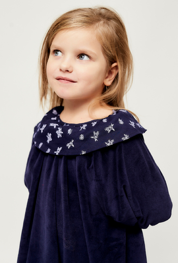 Welurowa sukienka z kołnierzykiem