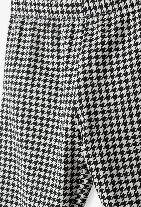 Dzianinowe leginsy dla dziewczynki - biało-czarna pepitka