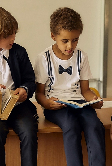 T-shirt biały z imitacją muchy i szelek - Max&Mia