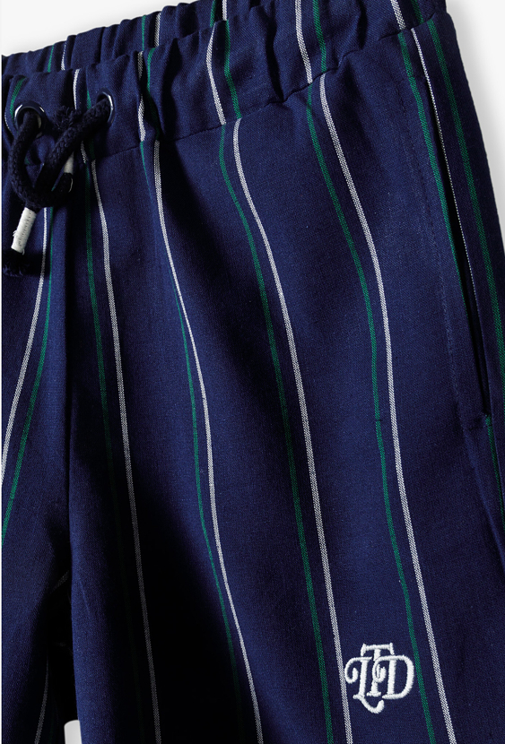 Szorty chłopięce 1/3 w pionowe paski