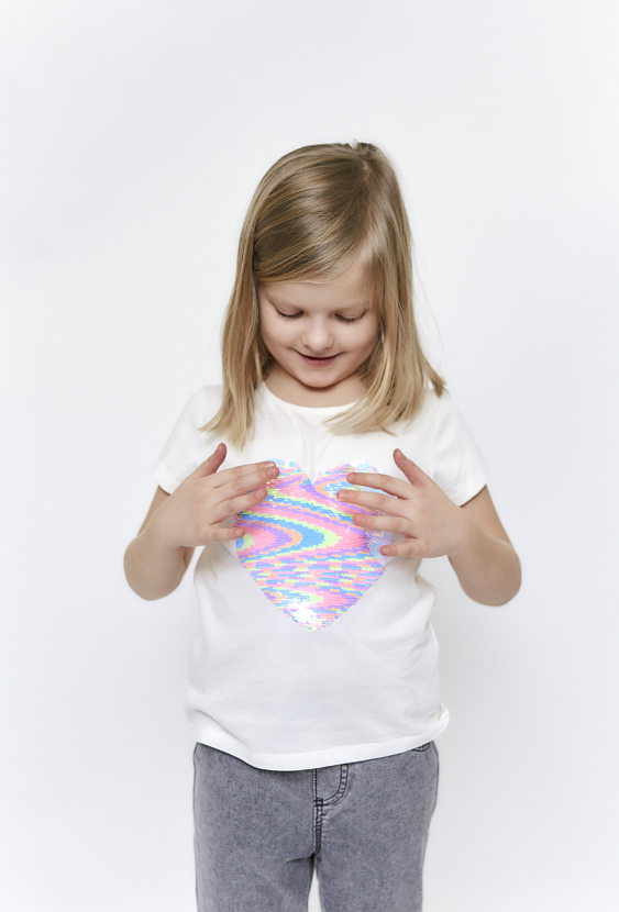 Dziewczęcy t-shirt z cekinowym serduszkiem - 5.10.15.