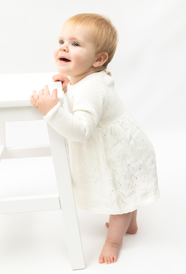 Ażurowa sukienka z długim rękawem