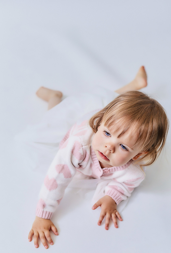 Bawełniany sweter niemowlęcy w serduszka - rozpinany