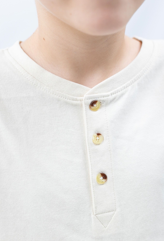 Biała koszulka w stylu henley