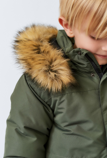 Kurtka zimowa chłopięca khaki- z kapturem i kieszeniami.