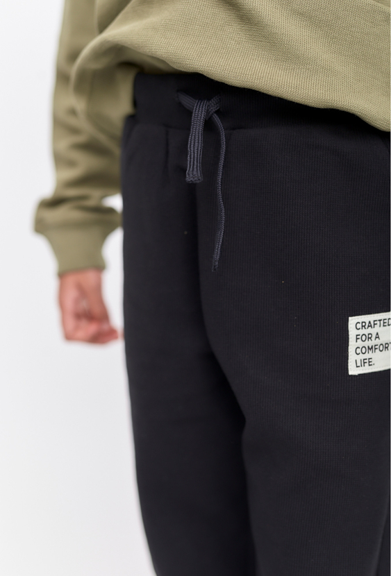 Czarne spodnie dresowe w prążki