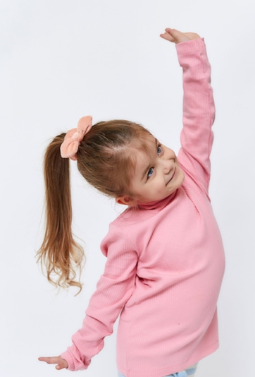 Różowy golf prążkowany z długim rękawem