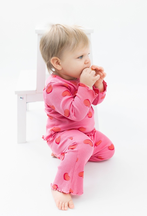 Różowe spodnie niemowlęce - flare - różowe w serduszka