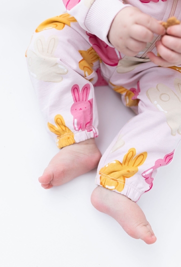 Spodnie dresowe dla niemowlaka w kolorowe króliczki