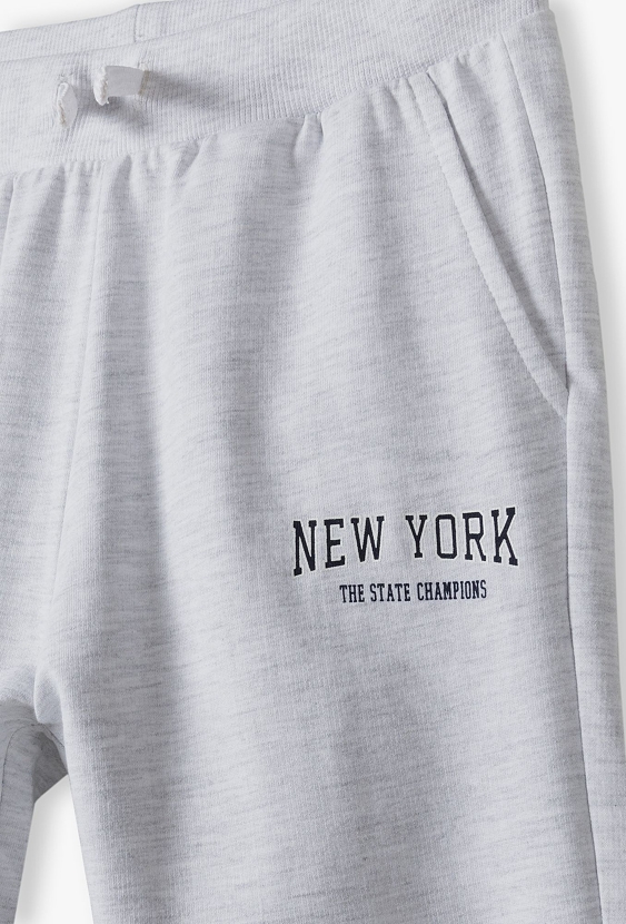 Szare spodnie dresowe regular - New Jork - 5.10.15