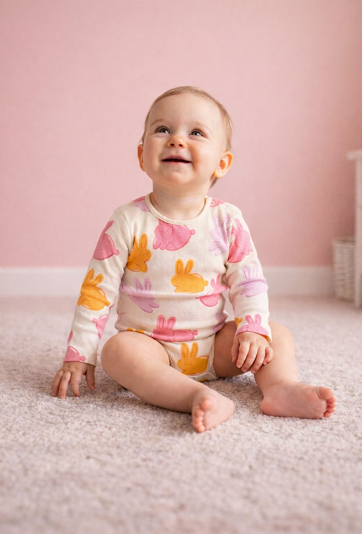 Body niemowlęce z kolorowymi króliczkami