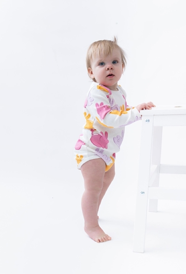 Body niemowlęce z kolorowymi króliczkami