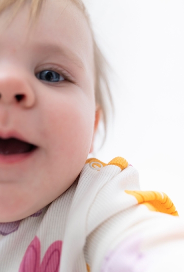 Body niemowlęce z kolorowymi króliczkami