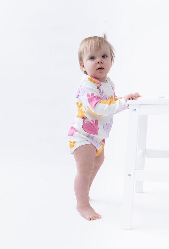 Body niemowlęce z kolorowymi króliczkami