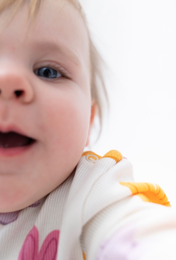 Body niemowlęce z kolorowymi króliczkami