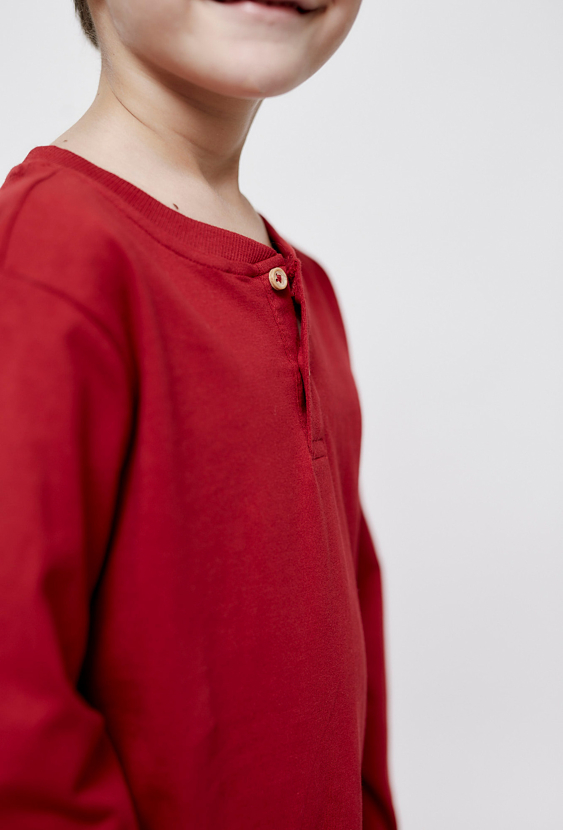 Czerwona koszulka z długim rękawem