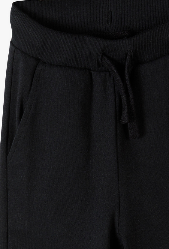 Spodnie dresowe chłopięce bawełniane –  chłopiec