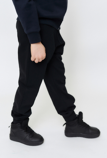 Czarne spodnie dresowe chłopięce