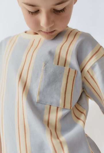 Koszulka chłopięca w paski z kieszonką