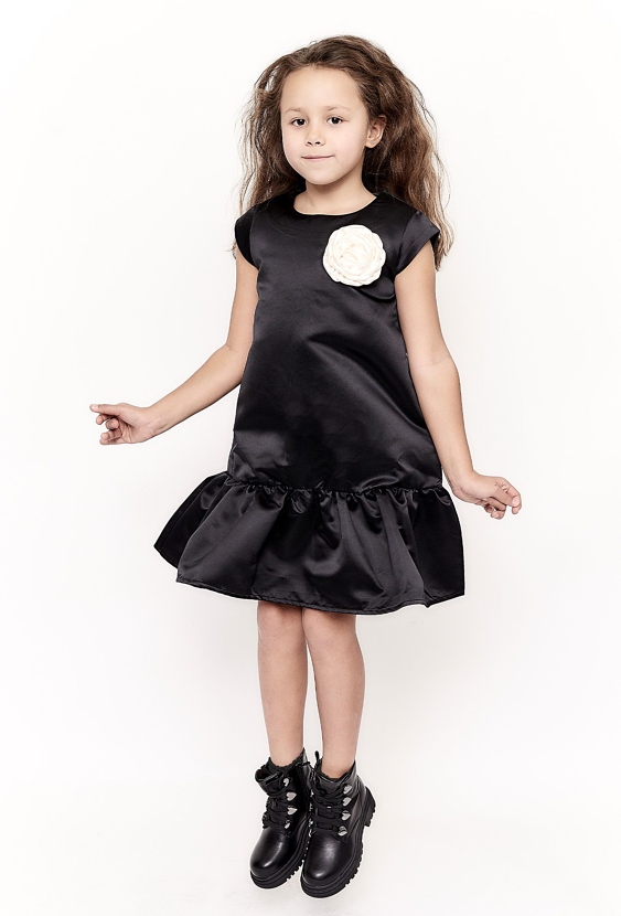 Czarna sukienka z krótkim rękawem