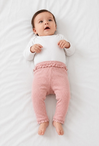 Legginsy niemowlęce z falbanką i koronkowym wykończeniem