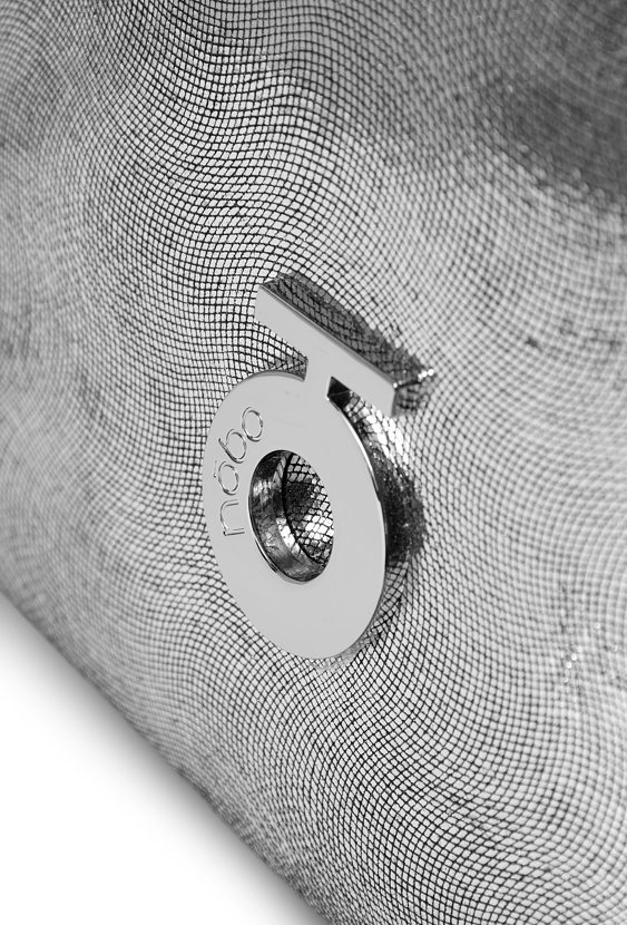 Srebrna listonoszka z połyskiem i regulowanym paskiem.