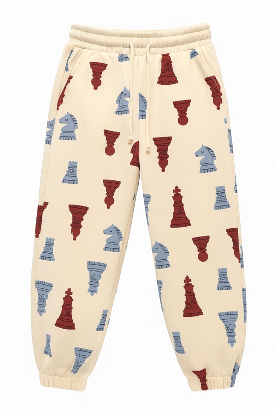 Beżowe spodnie dresowe dziecięce z motywem szachowym.