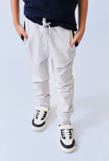 Szare spodnie dresowe chłopięce – fason slim