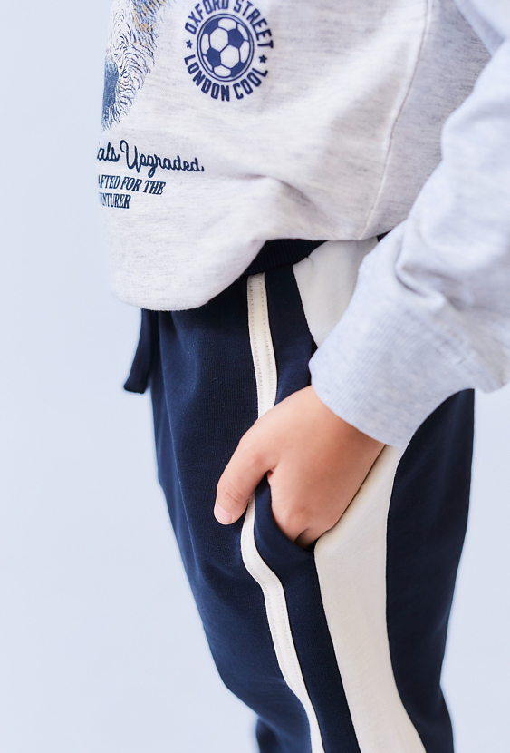 Granatowe spodnie dresowe dla chłopca z białymi lampasami