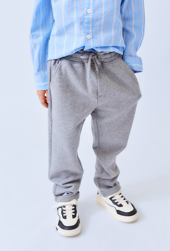 Szare spodnie dresowe dla chłopca z eleganckiej dzianiny