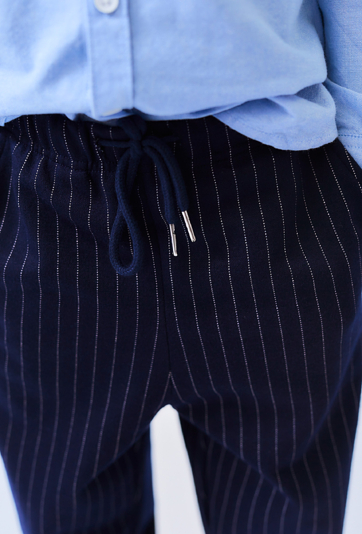 Granatowe spodnie dresowe chłopięce w prążek.