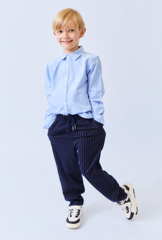 Granatowe spodnie dresowe chłopięce w prążek.